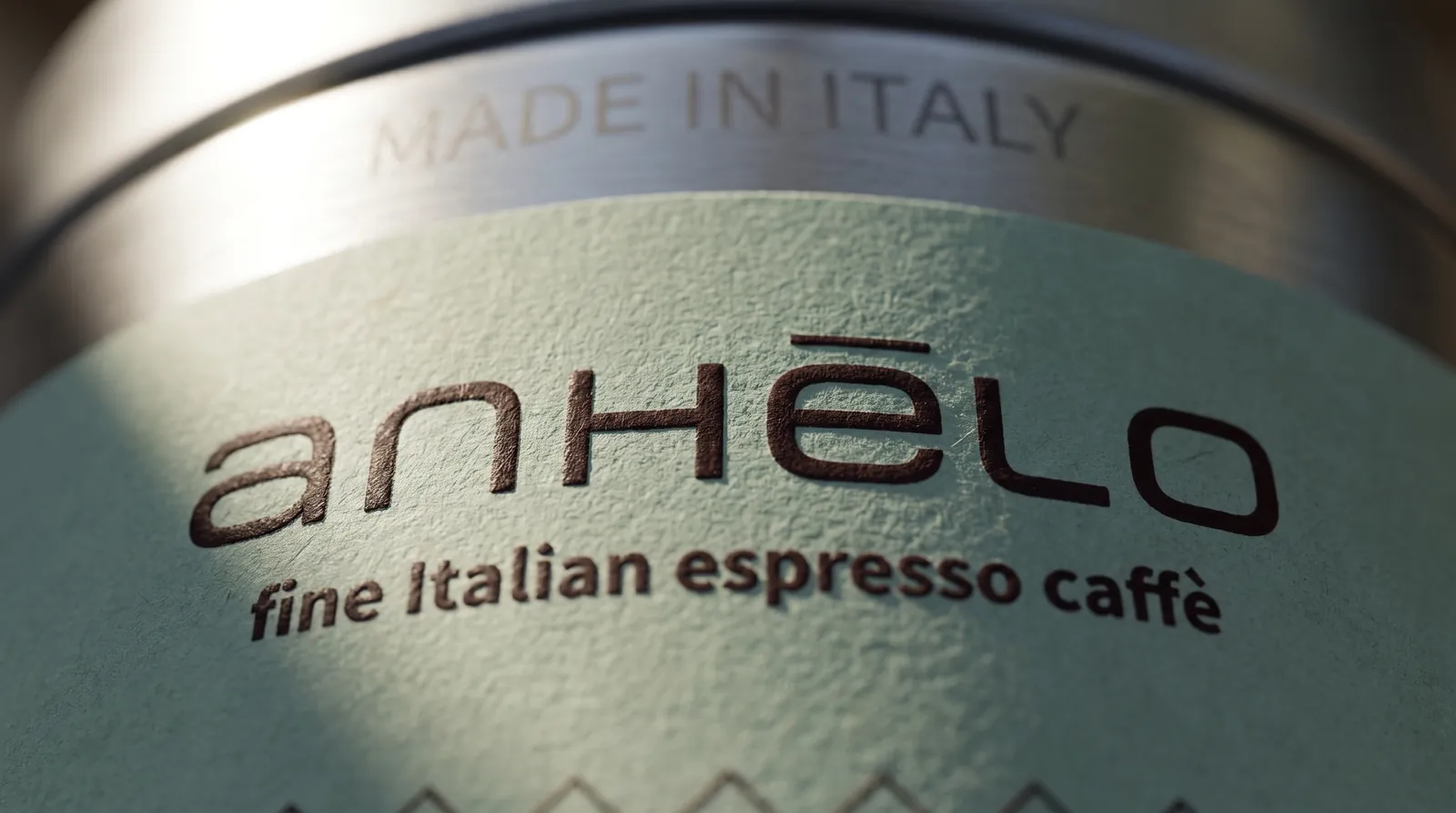 Detail of the Anhelo logo on a tin, Made in Italy